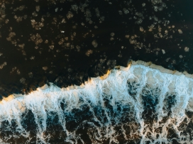 墨海碎光：浪涛泡沫的暗调奔涌肌理