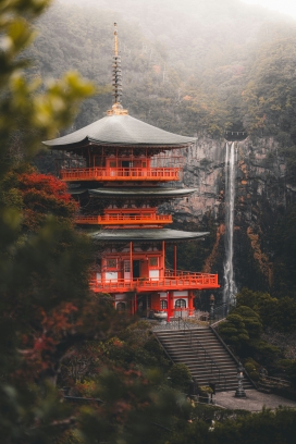雾锁那智，朱红三重塔与飞泷的禅意共生