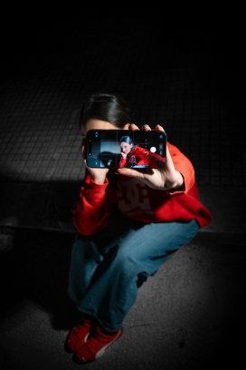 暗镜映我：低光环境下的手机自拍实验