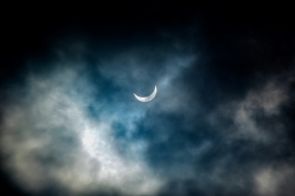 云间弦月，幽蓝夜空中的温柔私语