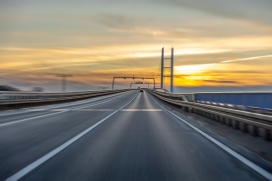 驰光逐影：黄昏时分的大桥公路疾驰瞬间