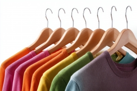 彩织琳琅：彩虹色系针织衫的陈列美学