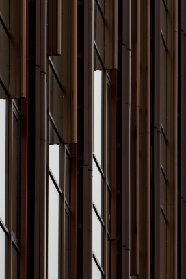 钢璃竖韵：现代建筑立面的秩序美学