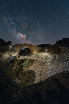 星拱古桥：银河下的石拱桥夜摄大片