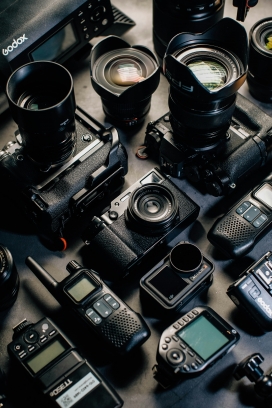 黑械影库 - 专业摄影器材的硬核质感视觉图片