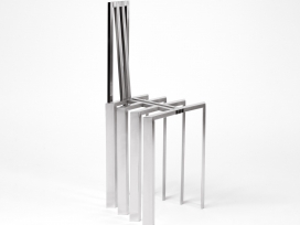 看起来像置身于凉棚之中的钢椅和灯