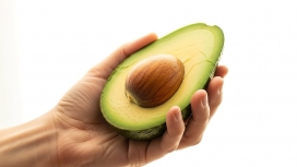 掌心鳄梨 - 新鲜牛油果的质感呈现