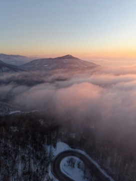 雾锁山径 - 冬日晨雾中的盘山公路航拍