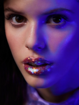 《Elle》杂志拍摄的时尚大片-幻彩唇韵 - 霓虹光效下的先锋美妆特写