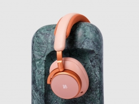 即使没有耳机，这个耳机支架看起来也像是一件雕塑