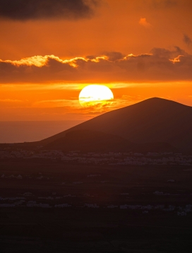 火山橙霞 - 兰萨罗特岛的落日剪影