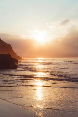 金辉漫滩 - 海岸日出的温柔治愈诗篇