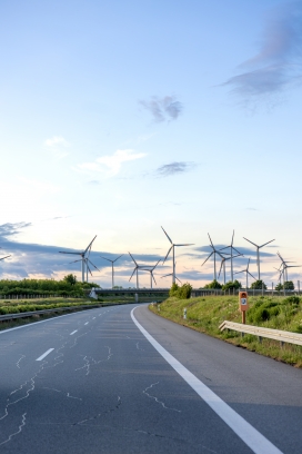风驰电掣 - 德国高速公路旁的绿色能源矩阵