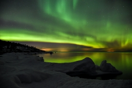 极光之舞 - 北欧海岸的冰雪幻夜