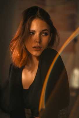 光痕与凝视 - 暖调人像里的情绪张力