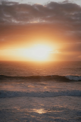 金浪逐光 - 海岸黄昏的温柔叙事