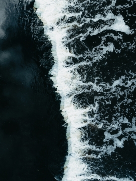 黑白浪涌：水闸下的激流狂舞，自然力量的视觉交响