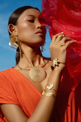 Mia Bali Campaign-赤金绮梦-热带湖畔的鎏金风尚，红纱与金饰的视觉交响