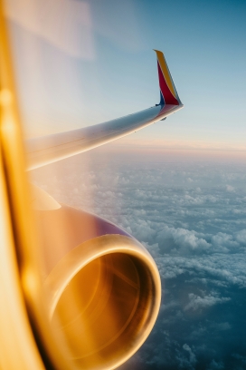 云端机翼 日出航行特写