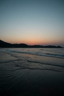 海岸暮色 静谧海湾特写
