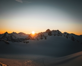 雪山日出全景风光摄影素材