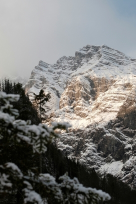 层叠雪山与雾凇森林自然风光摄影素材