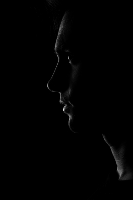 男性侧脸剪影 - 黑白高对比人像摄影图