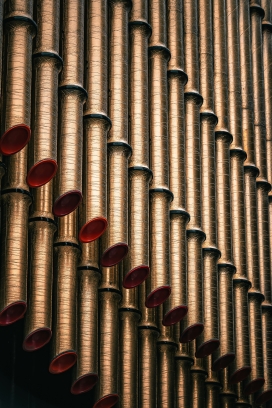 金色管风琴 - 复古工业风乐器细节摄影素材