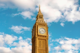 伊丽莎白塔（大本钟）矗立云端 哥特式建筑镌刻伦敦百年时光