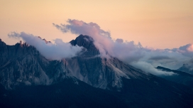 霞光染峰峦，多洛米蒂山巅的绝美自然画卷