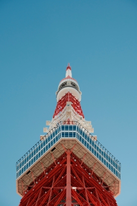 晴空下的东京塔：经典红白地标特写