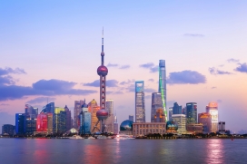 浦江暮色下的上海陆家嘴天际线
