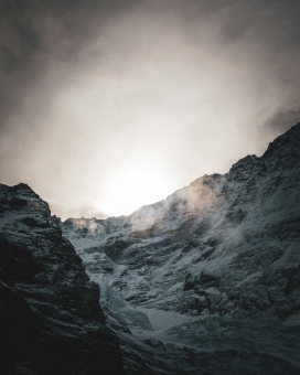 雪山晨光：冷峻山谷中的静谧曙光
