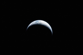 宇宙视角月牙形地球 深空极简风光摄影