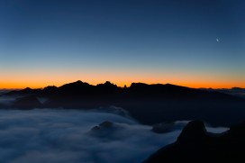 黎明时分的云海山峦剪影