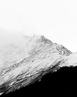 黑白雪境山峦