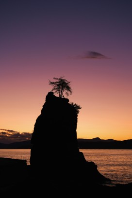 暮光石屿剪影