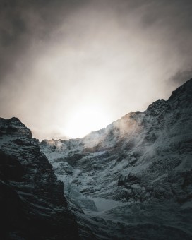 雪山日出光影风景