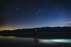 星空倒影下的凝望者