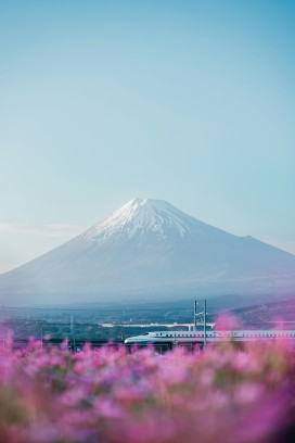 富士山与新干线的经典日式风景