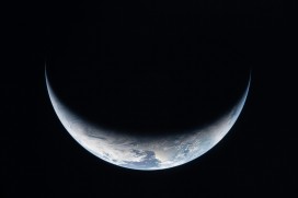 深空月牙状地球宇宙风光摄影