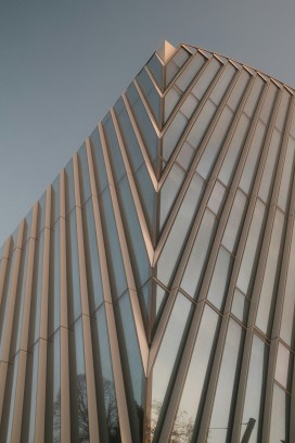 极简现代菱形玻璃幕墙建筑低角度城市外立面摄影