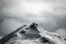 黑白冷峻雪山主峰 云雾笼罩高山荒野风光摄影