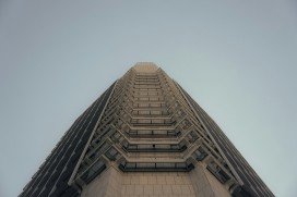 仰拍三角摩天楼宇，几何构筑冷峻城市风骨