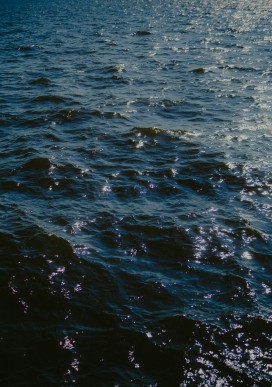 深蓝海面波光摇曳，水波漾开静谧深海氛围感