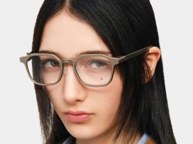 将智能眼镜一分为二的眼镜