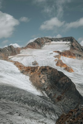 巍峨高山冰川裸岩交错展现雄浑高原山地风貌