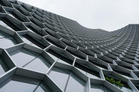 仰拍视角下充满几何韵律的现代流线型建筑外立面