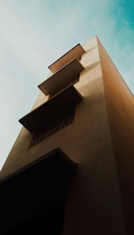 低角度仰拍米黄色几何建筑复古质感建筑摄影