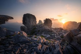 日出霞光下的高山岩堆壮阔山野自然风光